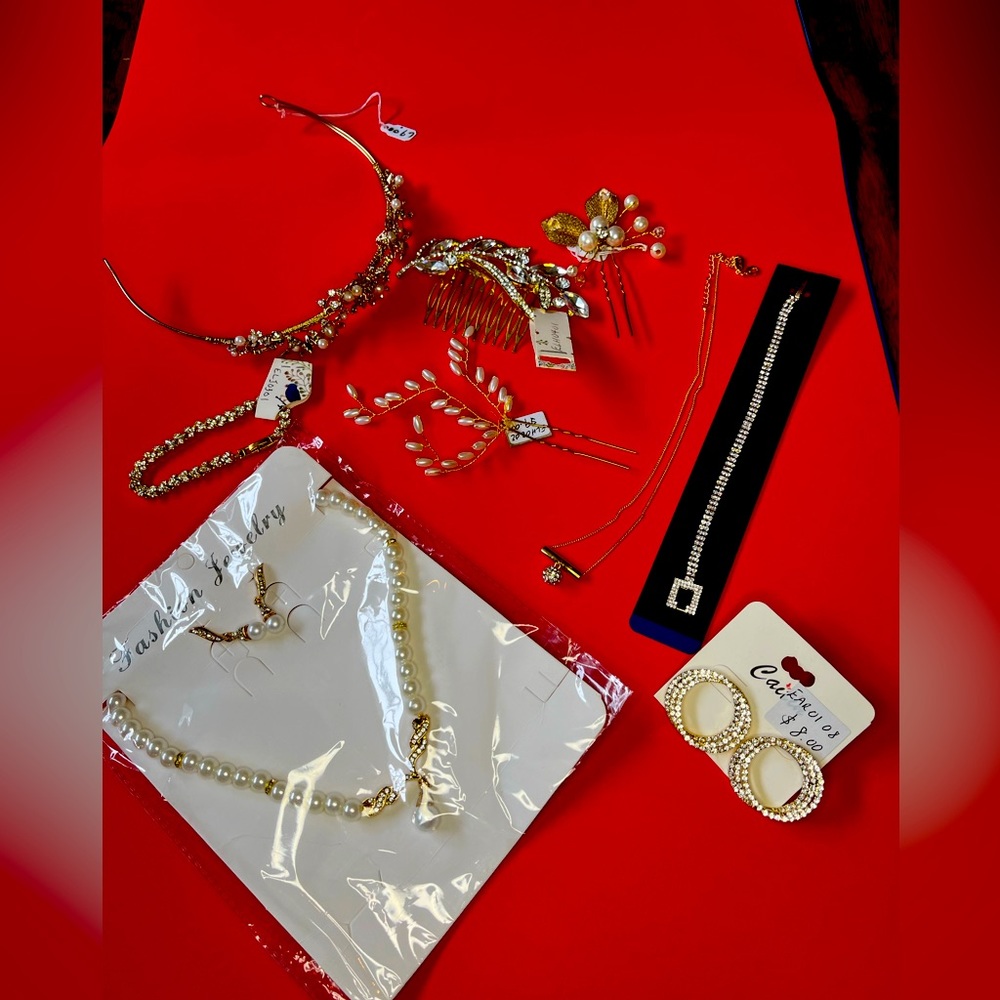 Lot of gold coloured costume jewelry which includes a tiara. Lot number 62.